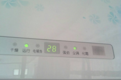 美的空调面板在哪，空调显示尘满怎么办？自然是按方法清除干净